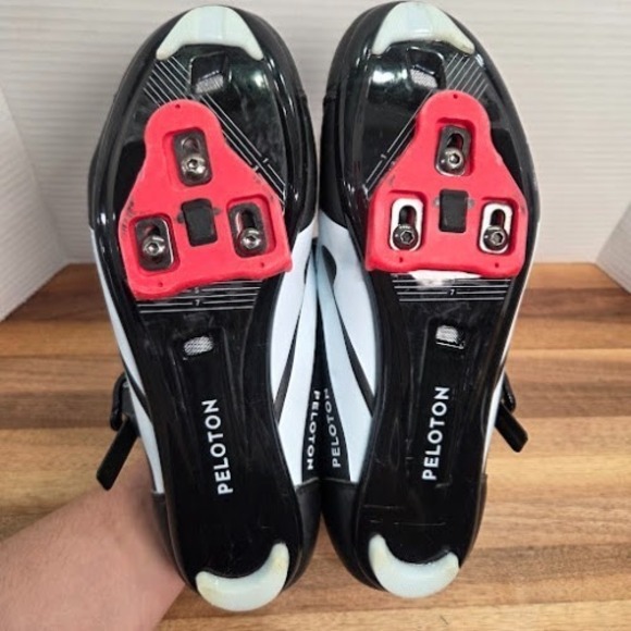 Peloton Size 41 Cycling Shoes Women's 10/Men's 8 Black Red FJX0820 3 Bolt Cleats - Picture 11 of 11
